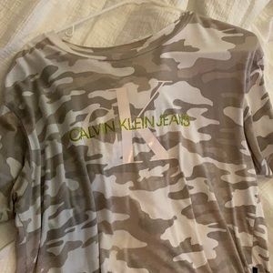 Womens calvin klien tee.